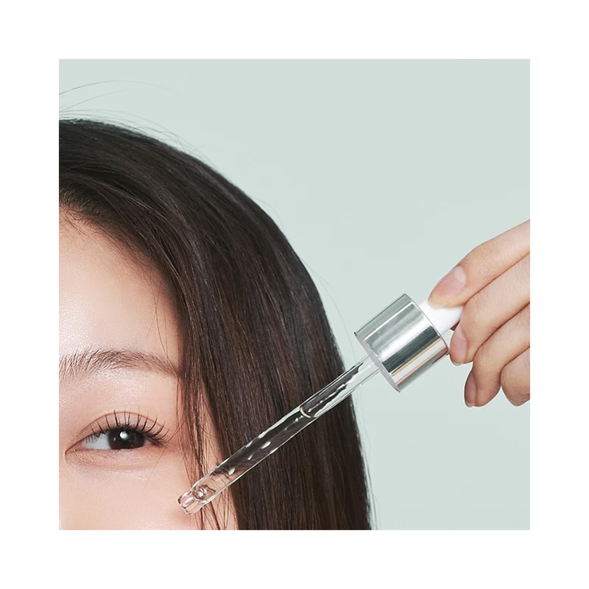 close up of a woman applying Essenciel Hydra Forte Ampoule on face with dropper, image 46267809431702