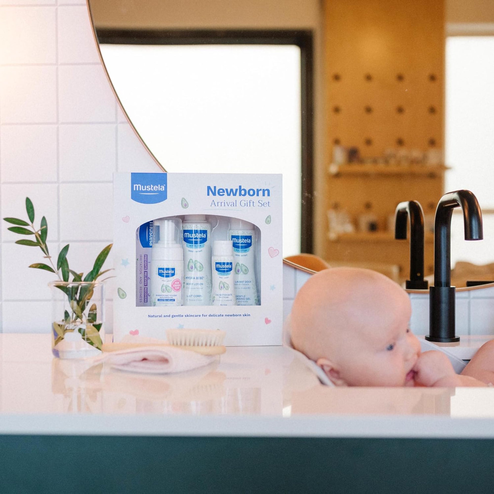 Mustela Newborn Arrival Baby Bath and Body Gift Set / KIT