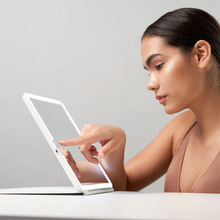 Vanity Planet Pose l LED Travel Mirror 2.0