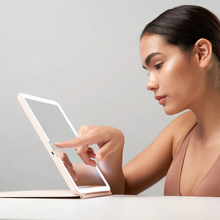 Vanity Planet Pose l LED Travel Mirror 2.0 / BLUSH