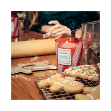 Voluspa Holiday - Crushed Candy Cane Classic Candle / Classic Candle